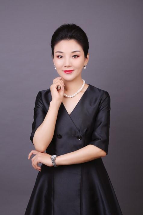 女,《段香尚礼》创始人,主要从事《商务礼仪》《政务礼仪》《服务礼仪